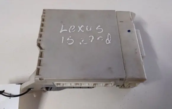 Lexus IS 220D-250-350 Fuse module 8267253060 01536H189418