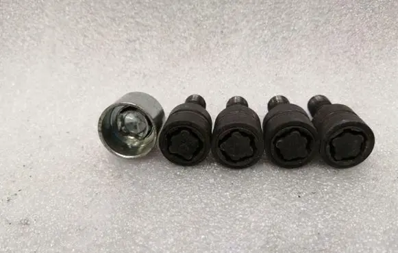 Porsche Panamera (970) Anti-theft wheel nuts and lock 