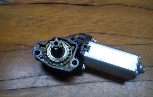 Mercedes-Benz E W212 Seat adjustment motor 405206 00114487