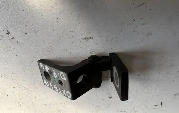 Skoda Octavia Mk2 (1Z) Front door upper hinge 6Y0833402C