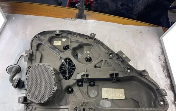 Rear door manual window regulator