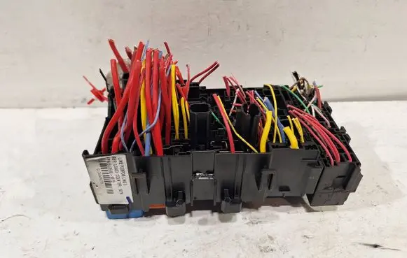 Renault Trafic III (X82) Fuse module 243800453R