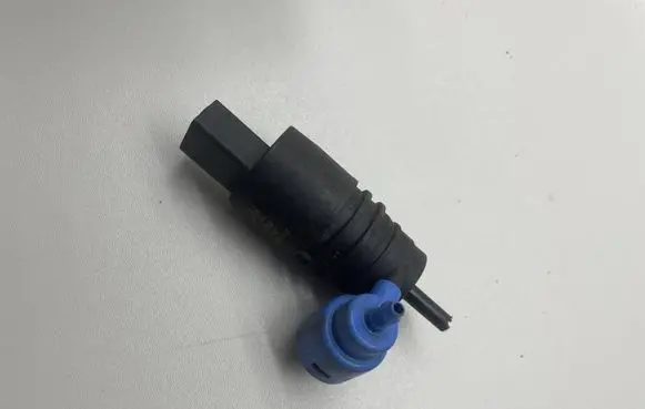 Volkswagen Golf VII Windscreen/windshield washer pump