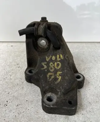 Volvo S80 Engine mounting bracket 3074156743