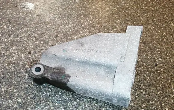 Mercedes-Benz E W211 Engine mounting bracket A6132230504