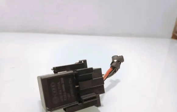 Volkswagen PASSAT B7 Horn buzzer relay 4H0951253A 645