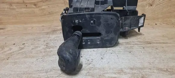 Volvo V50 Gear shifter/selector P8689421