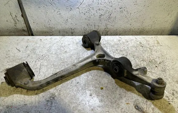 Mercedes-Benz E W211 Front lower control arm/wishbone A2113332302