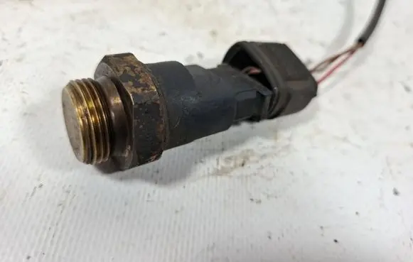 Volkswagen PASSAT B5 Coolant temperature sensor 893906231