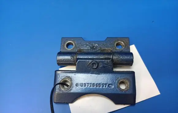Mercedes-Benz 380 560SEC C126 Front door lower hinge 1237200037