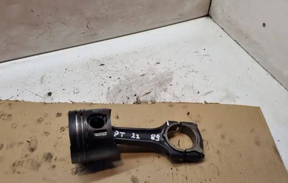 Chrysler PT Cruiser Piston with connecting rod R08867