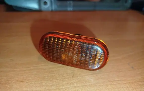 Renault Clio II Front fender indicator light 7700822136