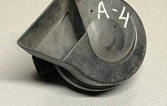 Audi A4 S4 B7 8E 8H Horn signal 8E0951221C 03136038