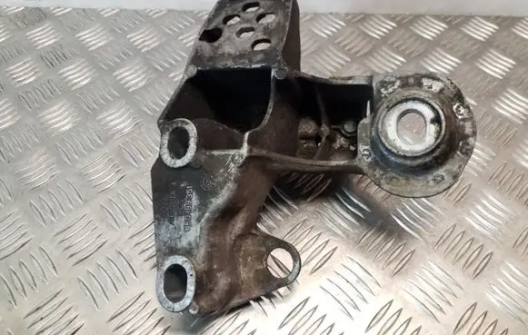 Engine mounting bracket