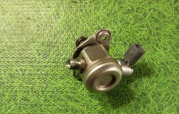BMW X5M E70 Fuel injection high pressure pump 7595339