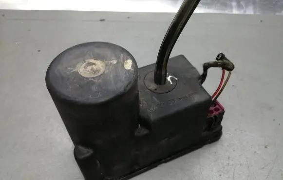 Audi A4 S4 B5 8D Central locking vacuum pump 4A0862257A