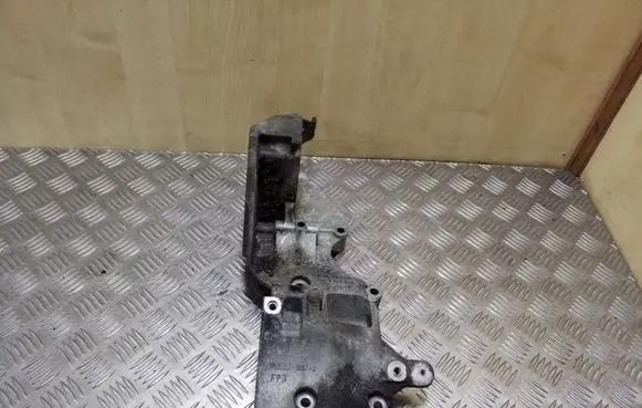Volkswagen PASSAT CC Generator/alternator bracket 031903143