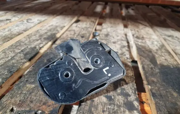 Volkswagen Caddy Sliding door lock 2K0843603