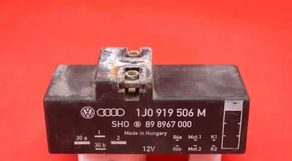 Skoda Fabia Mk1 (6Y) Relay mounting block 1J0919506M