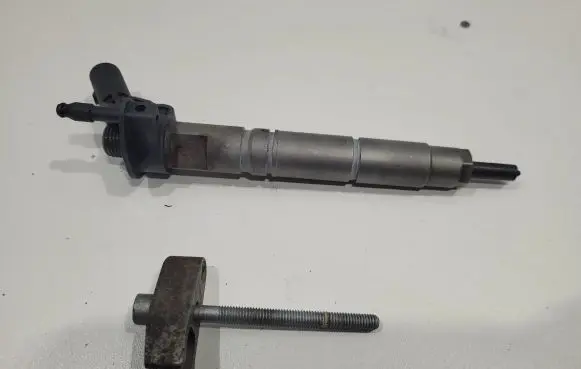 Mercedes-Benz GLK (X204) Fuel injector A6420700587 060830