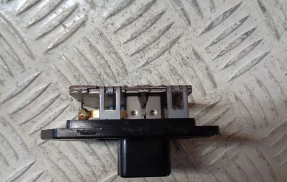 Mitsubishi Space Star Heater blower motor/fan resistor A2Q518