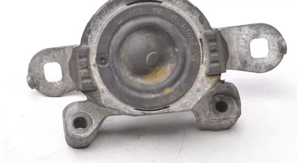 Volvo C30 Engine mounting bracket 
