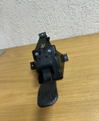 Mercedes-Benz Vito Viano W639 Accelerator throttle pedal 0280755025 D8182