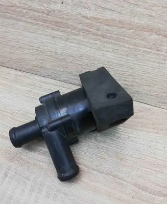BMW 5 E60 E61 Water pump 6930550