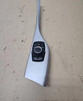 Head unit multimedia control