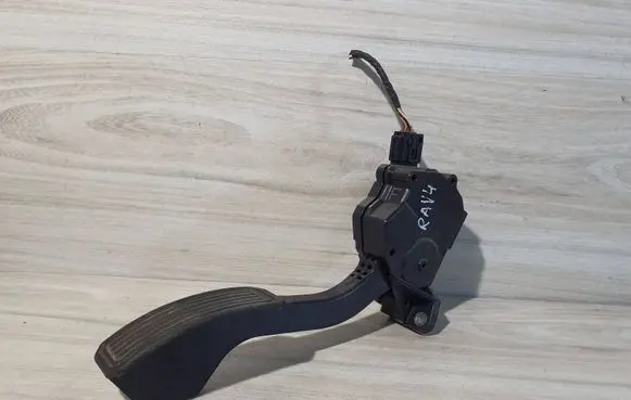 Accelerator throttle pedal