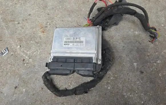 Audi A4 S4 B6 8E 8H Engine control unit/module 8E0909557