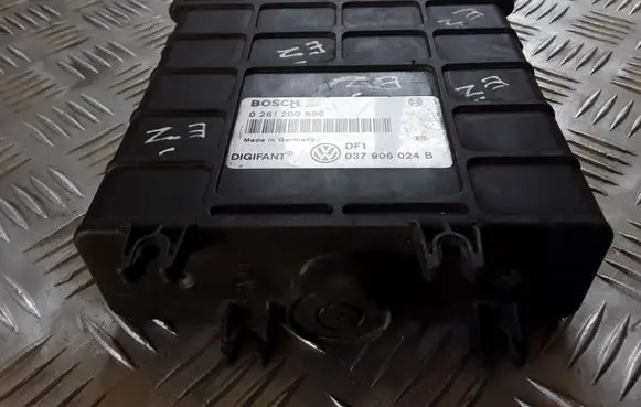 Volkswagen Golf III Engine control unit/module 037906024B 0261200596
