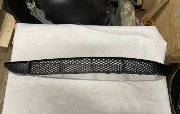Ford Focus Front bumper lower grill 313408