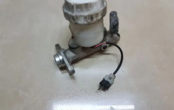 Mitsubishi L200 Brake fluid reservoir 
