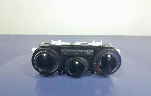 Peugeot 208 Climate control unit E1063071