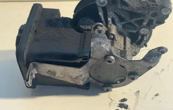 BMW 5 E60 E61 Power steering pump 7693974