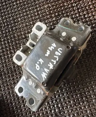 Volkswagen Jetta VI Engine mount bracket 1K0199555