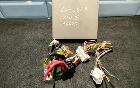 Renault Clio III Fuse module 8F302417 674658A