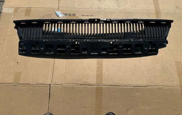 Renault Master IV Front bumper lower grill 622541366R