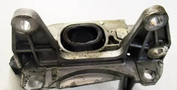 Nissan X-Trail T32 Engine mounting bracket