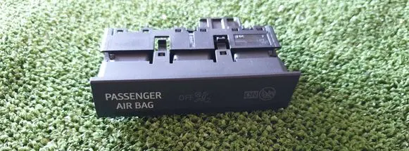 Passenger airbag on/off switch