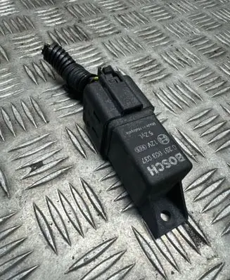 Volvo XC60 Glow plug pre-heat relay 0281003037