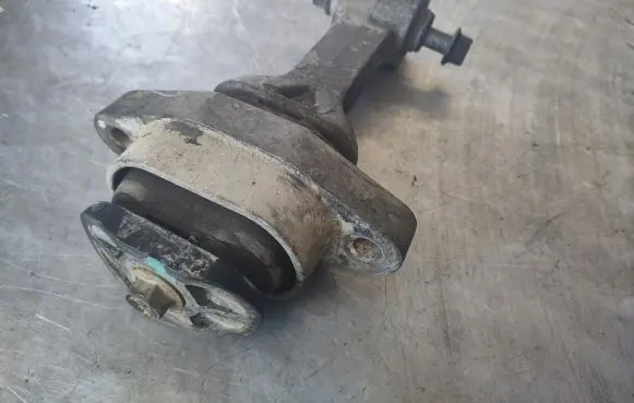 KIA Rio Engine mount bracket
