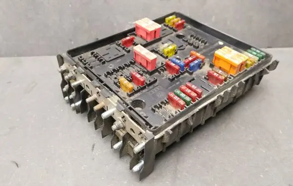 Volkswagen Golf Plus Fuse module 1K0937124H