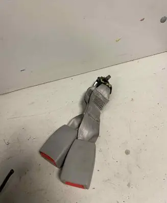 Rear seatbelt buckle