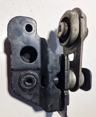 Engine mounting bracket