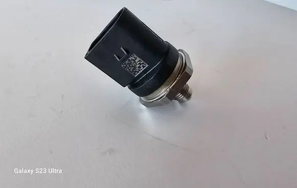 BMW 4 F32 F33 Fuel pressure sensor 7620946 13537620946