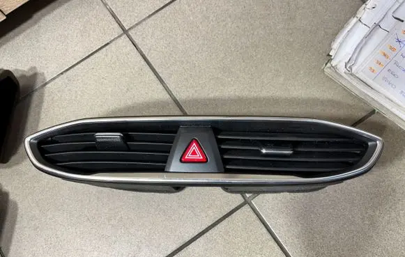 Hyundai Santa Fe Dash center air vent grill brak