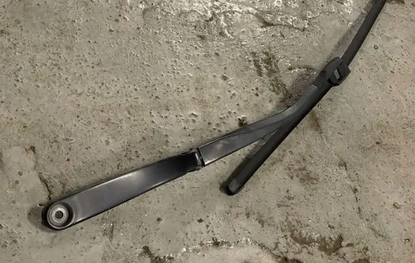 BMW 5 F10 F11 Front wiper blade arm 7182459