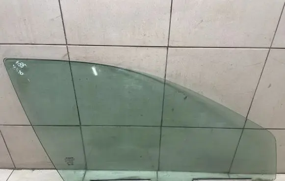Volvo XC70 Front door window glass four-door